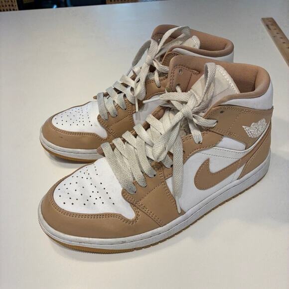 Nike Jordan 1 Mid Tan Gum Sneakers 554724-271 Sz 7.5 main image 1